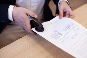 Cégalapítás okirat ügyvédi ellenjegyzése szárazbélyegzővel.